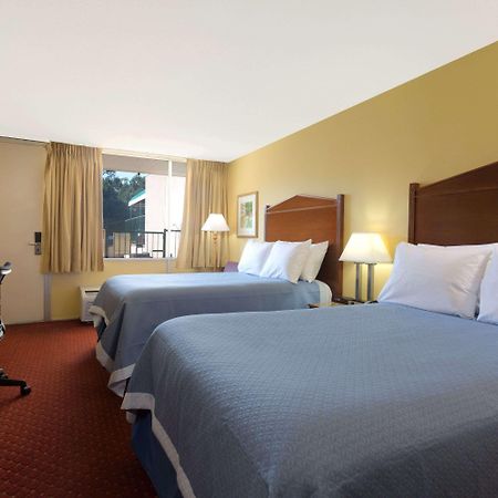 Days Inn By Wyndham Washington Dc/Gateway Exterior foto